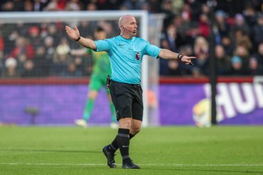 Hakem Simon Hooper, 7 Aralık 2024 'te Londra' daki Gtech Community Stadyumu 'nda oynanan Premier League maçı sırasında Newcastle' a serbest vuruş yaptı.