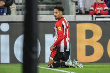 Brentford 'dan Kevin Schade, Premier League maçı Brentford - Newcastle United maçında 7 Aralık 2024' te Londra 'daki Gtech Community Stadyumu' nda 4-2 'lik galibiyetini kutluyor.
