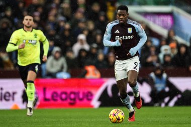 Aston Villa 'dan Jhon Durn, Premier Lig maçı sırasında İngiltere' nin Birmingham kenti Villa Park 'ta oynanan Aston Villa-Southampton maçında topa vuruyor.
