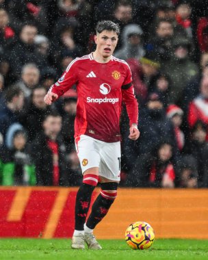 Manchester United 'dan Alejandro Garnacho Premier League maçında Manchester United ile Nottingham Forest maçında topa vuruyor. Old Trafford, Manchester, İngiltere, 7 Aralık 2024
