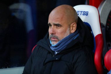 Manchester City 'den Pep Guardiola, 7 Aralık 2024' te İngiltere 'nin Selhurst Park kentinde oynanan Premier League maçından önce maçı izliyor.