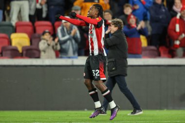 Brentford 'lu Paris Maghoma, Premier League maçından sonra Londra, İngiltere' deki The Gtech Community Stadyumu 'nda Brentford - Newcastle United maçında taraftarlarla birlikte şarkı söylüyor.