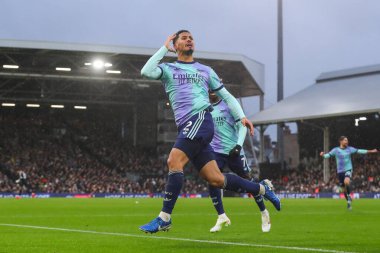 Arsenal 'den William Sthe, 8 Aralık 2024' te Craven Cottage, Londra 'da oynanan Premier League maçında 1-1 kazanma hedefini kutluyor.