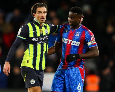 Manchester City 'den Jack Grealish 7 Aralık 2024' te İngiltere 'nin Selhurst Park kentinde oynanan Premier League maçı sırasında Kristal Saray' dan Marc Guehi 'yi kucaklıyor.