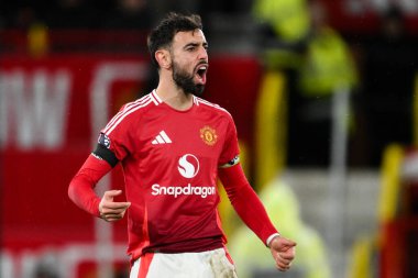 Manchester United takımından Bruno Fernandes, Manchester United 'ın 7 Aralık 2024' te Old Trafford, Manchester 'da oynadığı Premier League maçında 2-3' lük galibiyetini kutluyor.
