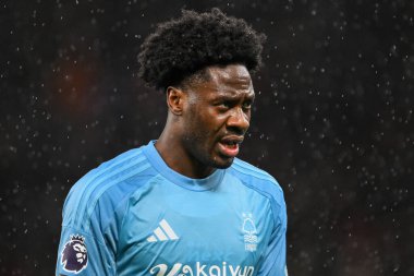 Premier Lig maçı sırasında Nottingham Ormanı 'ndan Ola Aina Manchester United ile Nottingham Ormanı arasında 7 Aralık 2024' te Old Trafford, Manchester, İngiltere 'de oynanan karşılaşma sırasında