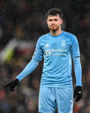 Nottingham Ormanı 'ndan Neco Williams Premier League maçında takımına talimat veriyor Manchester United Nottingham Ormanı' na karşı Old Trafford, Manchester, İngiltere, 7 Aralık 2024