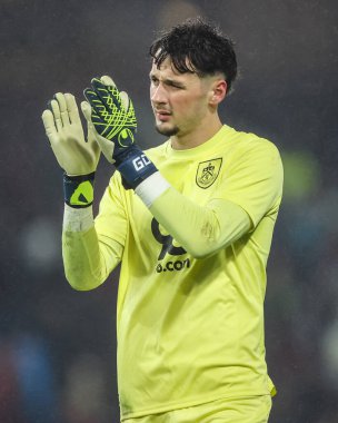 Burnley 'den James Trafford, 6 Aralık 2024' te Burnley ile Middlesbrough arasında oynanan Sky Bet Şampiyonası maçının sonunda taraftarları alkışlıyor.