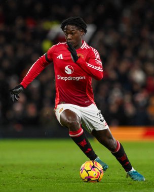 Manchester United takımından Kobbie Mainoo, Manchester United 'ın 7 Aralık 2024 tarihinde Old Trafford, Manchester' da oynadığı Premier League maçında topa vuruyor.