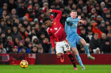 Manchester United 'dan Amad Diallo ve Nottingham Forest' tan Elliot Anderson Premier League maçı sırasında Manchester United Nottingham Forest 'a karşı 7 Aralık 2024 tarihinde Old Trafford, Manchester, İngiltere' de top mücadelesi verdiler.