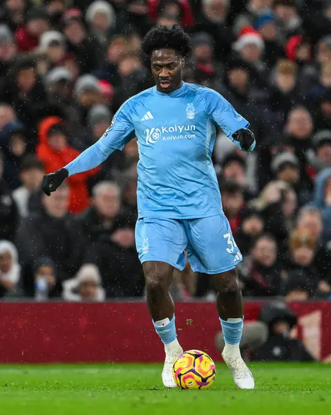 Nottingham Ormanı 'ndan Ola Aina Premier Lig maçında Manchester United ile Nottingham Ormanı arasında 7 Aralık 2024' te Old Trafford, Manchester, İngiltere 'de oynanan maçta topa vuruyor.