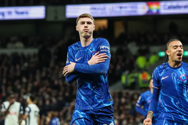 Chelsea 'den Cole Palmer, Premier Lig maçında Tottenham Hotspur' un Chelsea 'ye karşı oynadığı Tottenham Hotspur Stadyumu' nda 8 Aralık 2024 'te 2-2' lik galibiyet golünü kutluyor.