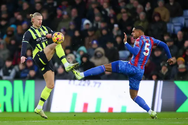 Manchester City 'den Erling Haaland Premier Lig maçı sırasında Crystal Palace, Manchester City' ye karşı Selhurst Park, Londra, İngiltere 'de 7 Aralık 2024' te oynanan Crystal Palace maçında Crystal Palace 'la top için mücadele etti.