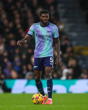 Arsenal 'den Thomas Partey, 8 Aralık 2024' te Craven Cottage, Londra, İngiltere 'de oynanan Premier League maçında Fulham-Arsenal maçında görev başında.
