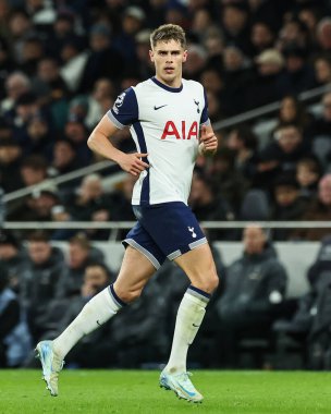 Tottenham Hotspur 'dan Micky van de Ven Premier League maçında Tottenham Hotspur Chelsea' ye karşı Tottenham Hotspur Stadyumu, Londra, İngiltere, 8 Aralık 2024