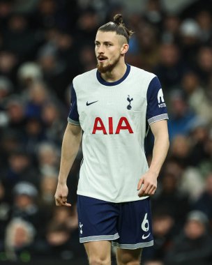 Tottenham Hotspur 'dan Radu Drguin Premier League maçı sırasında Tottenham Hotspur Chelsea' ye karşı Tottenham Hotspur Stadyumu, Londra, İngiltere, 8 Aralık 2024