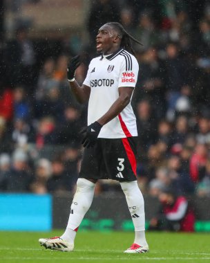 Fulham 'dan Calvin Bassey Premier Lig maçında takımına talimat veriyor. Fulham, Londra' daki Craven Cottage 'da 8 Aralık 2024' te Arsenal 'e karşı.