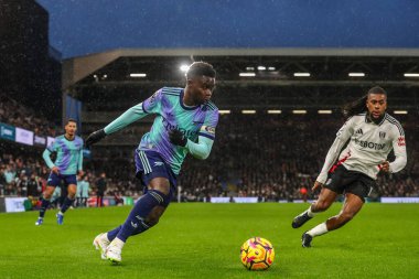 Arsenal 'den Bukayo Saka, Premier Lig maçında topu Craven Cottage, Londra, İngiltere' de 8 Aralık 2024 'te Fulham-Arsenal maçında attı.