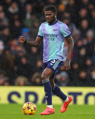 Arsenal 'den Thomas Partey, 8 Aralık 2024' te Craven Cottage, Londra 'da oynanan Premier League maçında topa vuruyor.