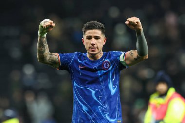 Chelsea 'li Enzo Fernnndez, 8 Aralık 2024' te Tottenham Hotspur 'un Chelsea' ye karşı oynadığı Premier League maçında kazandığı galibiyeti kutluyor.