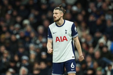 Tottenham Hotspur 'dan Radu Drguin Premier League maçı sırasında Tottenham Hotspur Chelsea' ye karşı Tottenham Hotspur Stadyumu, Londra, İngiltere, 8 Aralık 2024