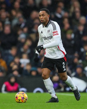 Fulham takımından Kenny Tete, 8 Aralık 2024 'te Craven Cottage, Londra, İngiltere' de oynanan Premier League maçında topa vuruyor.