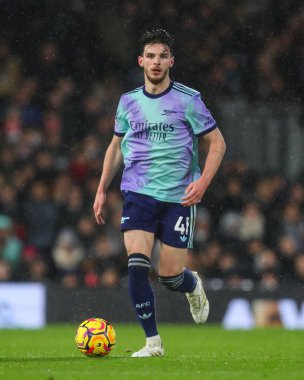 Arsenal 'den Declan Rice, 8 Aralık 2024' te Craven Cottage, Londra, İngiltere 'de oynanan Premier League maçında topa vuruyor.