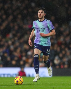 Arsenal 'den Declan Rice, 8 Aralık 2024' te Craven Cottage, Londra, İngiltere 'de oynanan Premier League maçında topa vuruyor.