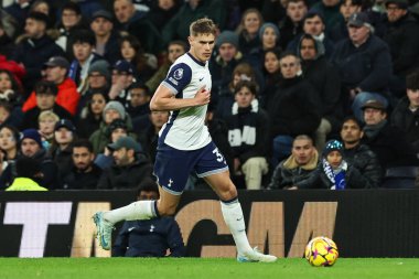 Tottenham Hotspur takımından Micky van de Ven, Premier League maçında Tottenham Hotspur 'un Chelsea' ye karşı oynadığı Tottenham Hotspur Stadyumu 'nda 8 Aralık 2024' te topa bir ara verdi.
