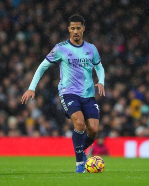 Arsenal 'den William Sthe topu 8 Aralık 2024' te Craven Cottage, Londra, İngiltere 'de oynanan Premier League maçında fırlattı.