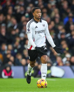 Fulham takımından Kenny Tete, 8 Aralık 2024 'te Craven Cottage, Londra, İngiltere' de oynanan Premier League maçında topa vuruyor.
