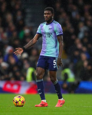 Arsenal 'den Thomas Partey, 8 Aralık 2024' te Craven Cottage, Londra, İngiltere 'de oynanan Premier League maçında Fulham-Arsenal maçında görev başında.