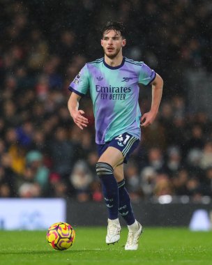 Arsenal 'den Declan Rice, 8 Aralık 2024' te Craven Cottage, Londra, İngiltere 'de oynanan Premier League maçında topa vuruyor.