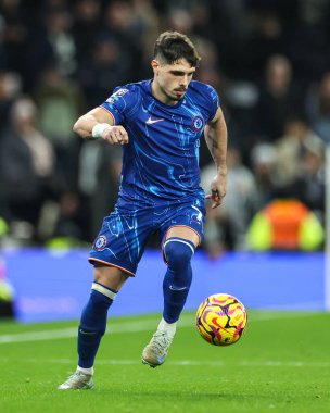 Chelsea 'den Pedro Neto Premier Lig karşılaşmasında topu kontrol ediyor Tottenham Hotspur Chelsea' ye karşı Tottenham Hotspur Stadyumu, Londra, Birleşik Krallık, 8 Aralık 2024