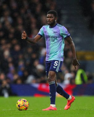 Arsenal 'den Thomas Partey, 8 Aralık 2024' te Craven Cottage, Londra, İngiltere 'de oynanan Premier League maçında Fulham-Arsenal maçında görev başında.