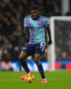 Arsenal 'den Thomas Partey Premier Lig maçında topu kontrol ediyor Fulham Arsenal' e karşı Craven Cottage, Londra, İngiltere, 8 Aralık 2024