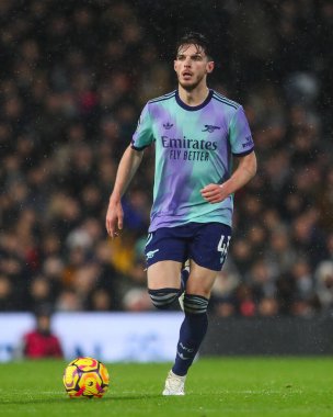 Arsenal 'den Declan Rice, 8 Aralık 2024' te Craven Cottage, Londra, İngiltere 'de oynanan Premier League maçında topa vuruyor.
