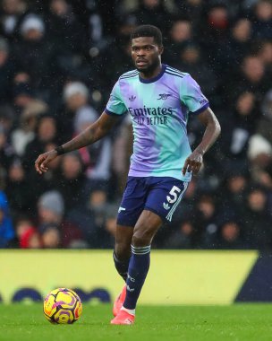 Arsenal 'den Thomas Partey, 8 Aralık 2024' te Craven Cottage, Londra 'da oynanan Premier League maçında topa vuruyor.