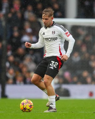 Fulham 'dan Emile Smith Rowe, Premier League maçında topu Craven Cottage, Londra, İngiltere' de 8 Aralık 2024 'te Fulham-Arsenal maçında aldı.