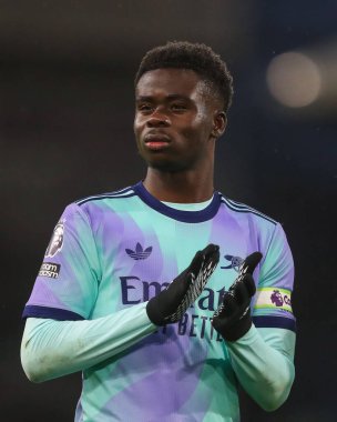Arsenal 'den Bukayo Saka, Premier League maçının sonunda Londra' nın Craven Cottage kentinde oynanan Fulham-Arsenal maçında taraftarları alkışlıyor.