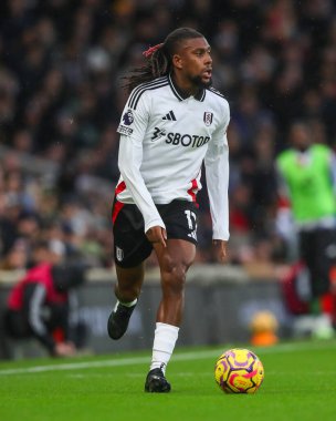 Fulham 'dan Alex Iwobi Premier Lig maçında Craven Cottage, Londra, İngiltere' de 8 Aralık 2024 'te Fulham-Arsenal maçında topa vuruyor.