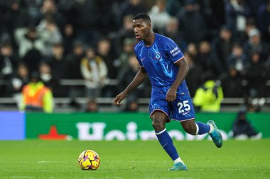 Chelsea 'den Moiss Caicedo Premier Lig maçında Tottenham Hotspur' un Chelsea 'ye karşı oynadığı Tottenham Hotspur Stadyumu, Londra, İngiltere' de 8 Aralık 2024 'te topa vuruyor.