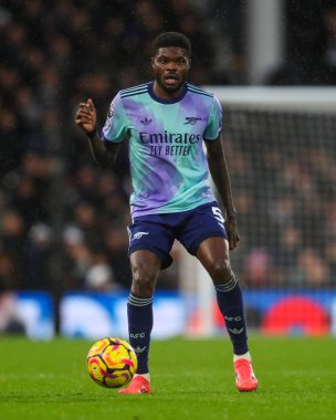 Arsenal 'den Thomas Partey Premier Lig maçında topu kontrol ediyor Fulham Arsenal' e karşı Craven Cottage, Londra, İngiltere, 8 Aralık 2024