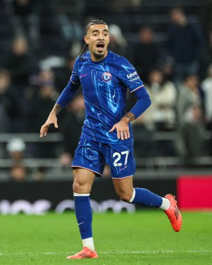 Chelsea 'li Malo Gusto, Premier Lig maçında takımına Tottenham Hotspur' un Chelsea 'ye karşı oynadığı Tottenham Hotspur Stadyumu' nda talimat verir.