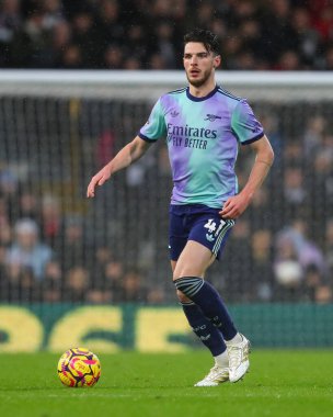 Arsenal 'den Declan Rice, 8 Aralık 2024' te Craven Cottage, Londra, İngiltere 'de oynanan Premier League maçında topa vuruyor.