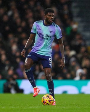 Arsenal 'den Thomas Partey, 8 Aralık 2024' te Craven Cottage, Londra, İngiltere 'de oynanan Premier League maçında Fulham-Arsenal maçında görev başında.