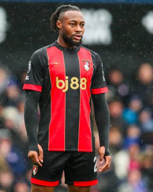 AFC Bournemouth takımından Antoine Semenyo, 8 Aralık 2024 'te Ipswich Town ile Bournemouth arasında oynanan Premier Lig maçına bakıyor.