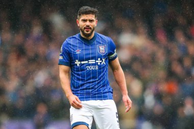 Ipswich Town 'dan Sam Morsy, Premier Lig maçı sırasında Ipswich Town ile Bournemouth arasında Portman Road, Ipswich, İngiltere' de 8 Aralık 2024 'te seyrediyor.