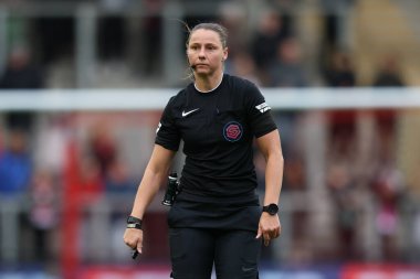 Hakem Stacey Fullicks Barclays Bayanlar Süper Ligi karşılaşmasında Manchester United Women - Liverpool Women - Leigh Spor Köyü, Leigh, İngiltere, 8 Aralık 2024