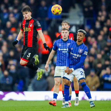 AFC Bournemouth takımından Milos Kerkez, 8 Aralık 2024 'te Ipswich Town ile Bournemouth arasında oynanan Premier League karşılaşmasında topa liderlik ediyor.